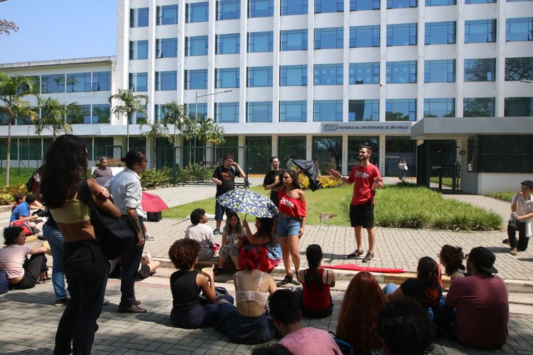 São Paulo (SP), 21/09/2023 - Ato dos estudantes da Universiade de São Paulo - USP em frente a reitoria durante a reunião de negociação da greve. Foto: Rovena Rosa/Agência Brasil