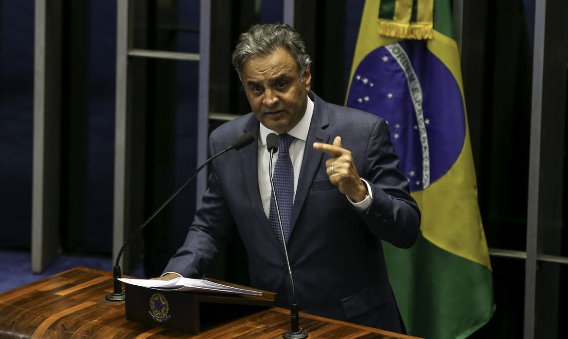 Brasília - O senador Aécio Neves fala durante votação do projeto que cria a Agência Nacional de Mineração (Fábio Rodrigues Pozzebom/Agência Brasil)
