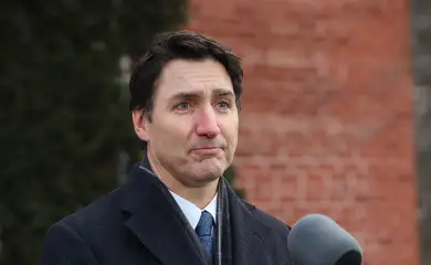Canada's Prime Minister Justin Trudeau speaks to reporters, announcing he intends to step down as Liberal Party leader, but he will stay on in his post until a replacement has been chosen, from his Rideau Cottage residence in Ottawa, Ontario, Canada, January 6, 2025. Reuters/Patrick Doyle/Proibida reprodução