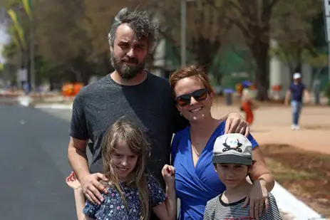 Brasília (DF), 07/09/2024 - César Ferreira, Sara Boreal com seus filhos Maitê Ferreira e Dante Ferreira, participam da comemoração cívico-miliatar aos 202 anos da independência de 7 de Setembro, realizado na Esplanada dos Ministérios. Foto: José Cruz/Agência Brasil