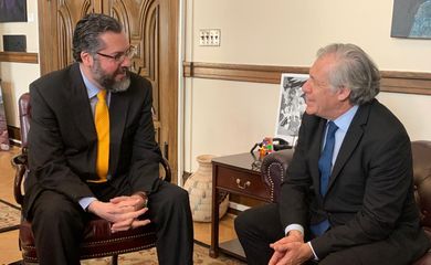 O ministro das Relações Exteriores, Ernesto Araújo, conversa com o secretário-geral da OEA, Luis Almagro, sobre a situação na Venezuela, na sede da organização, em Washington.