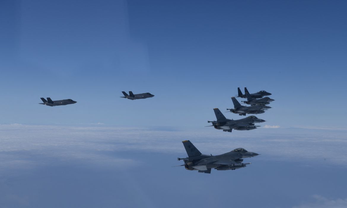 Caças das Forças Aéreas dos EUA e da Coreia do Sul em formação durante exercício militar