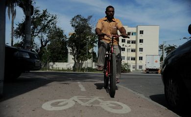 Rio de Janeiro - A ciclovia da Estrada dos Bandeirantes apresenta vários problemas como postes no meio da pista, buracos, desníveis e má sinalização