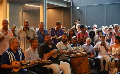 Sambistas lançam livro Primeiras Lições de Samba, do Tinhorão