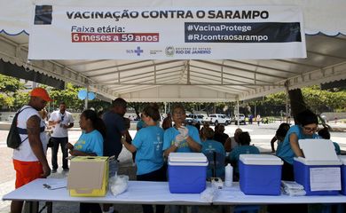  Primeiro dia da campanha estadual do Dia D de Vacinação Contra o Sarampo no Rio de Janeiro, caminhão itinerante da Secretaria Estadual de Saúde