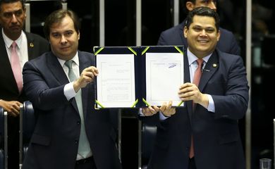  Os presidentes da Câmara, Rodrigo Maia, e do senado, Davi Alcolumbre, durante sessão do Congresso Nacional para promulgação da emenda constitucional (103/2019) da reforma da Previdência. 