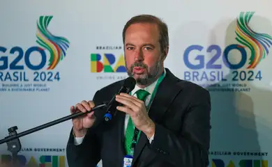 Brasília (DF) 15/04/2024 
 O ministro de Minas e Energia, Alexandre Silveira, fala com a imprensa após a abertura da primeira reunião presencial do Grupo de Trabalho (GT) de Transições Energéticas do G20, na sede do G20 em Brasília.
Foto: Fabio Rodrigues- Pozzebom/Agência Brasil