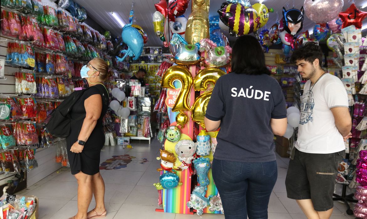 Comércio da SAARA(Sociedade de Amigos e Adjacências da Rua da Alfândega), após liberação do uso de máscaras em lugares fechados pela prefeitura do Rio de Janeiro.