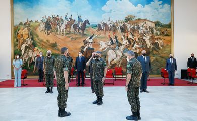 O presidente da República, Jair Bolsonaro, participa da solenidade de Passagem do Comando Militar do Sudeste