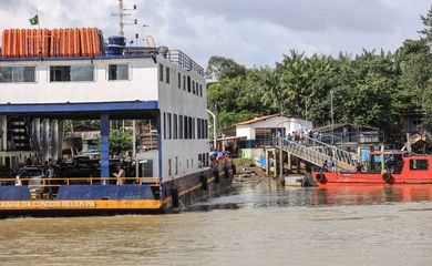 O ferry boat está garantindo o transporte gratuito de pessoas e veículos