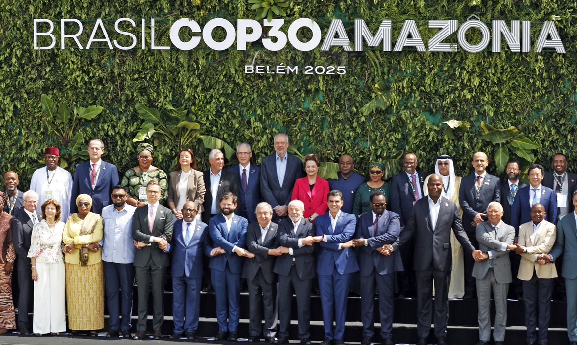 Belém (PA), 07/11/2025 - Presidente da República, Luiz Inácio Lula da Silva, participa acompanhado de chefes de estado da foto de família na COP30. Foto: Bruno Peres/Agência Brasil