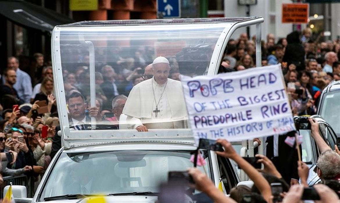 Papa Francisco enfrenta protestos de vítimas de pedofilia em viagem à Irlanda