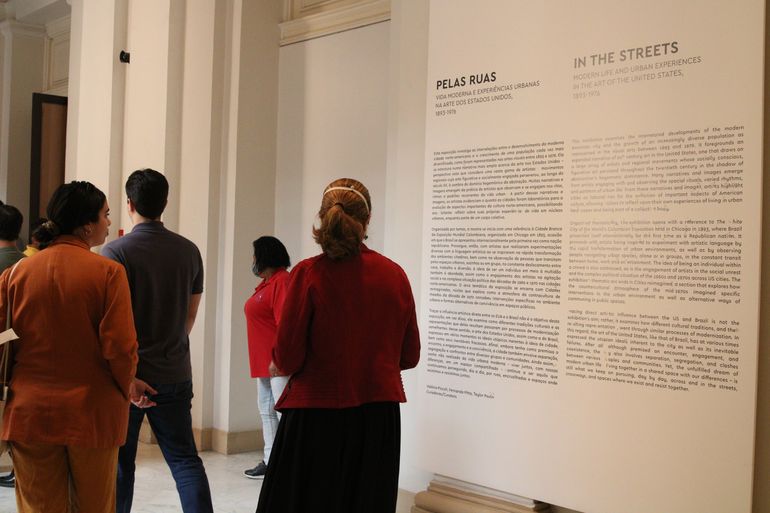 Exposição Pelas ruas: vida moderna e experiências urbanas na arte dos Estados Unidos, com curadoria de Valéria Piccoli, Taylor L. Poulin e Fernanda Pitta, na Pinacoteca.