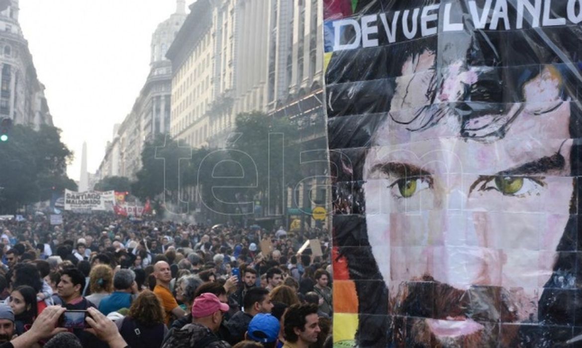 O protesto nesta sexta-feira reuniu uma multidão no centro de Buenos Aires 