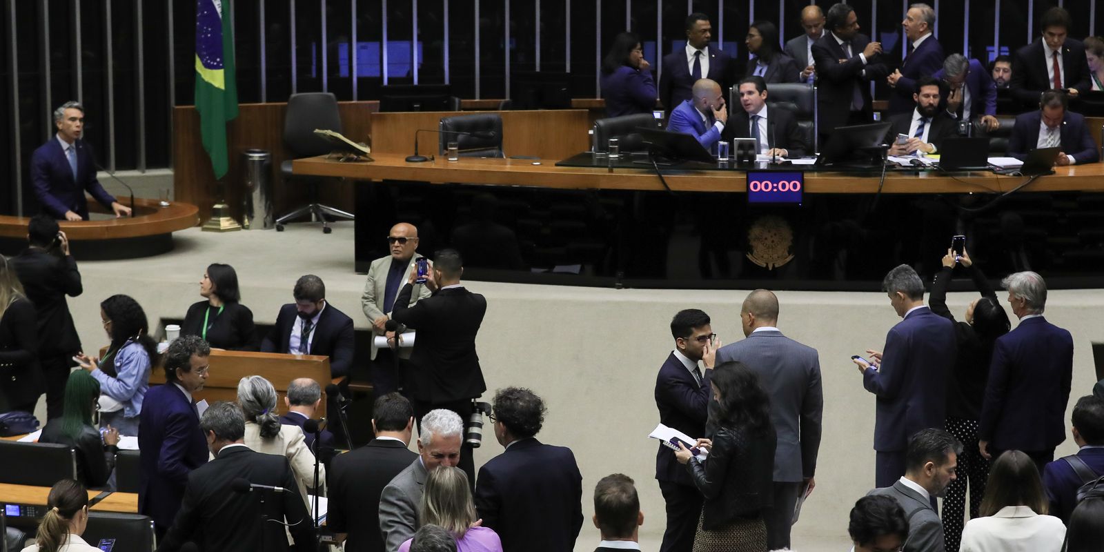 Aprovada urgência de PL que libera R$ 1,5 bi para saúde e educação Aprovada urgência de PL que libera R$ 1,5 bi para saúde e educação