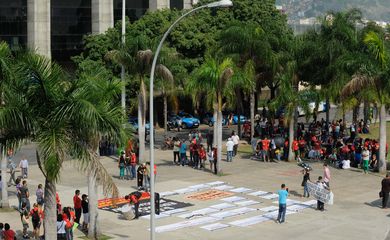 Rio de Janeiro - Professores, em greve desde 12 de maio, protestam em frente à sede da prefeitura do Rio de Janeiro, no centro. 