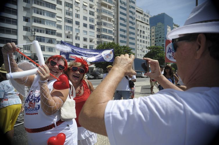 Rio de Janeiro - Bloco de rua Alegria sem Ressaca, que tem como proposta a folia sem o consumo de álcool, se concentra  na Avenida Atlântica, em Copacabana (Tânia Rêgo/Agência Brasil)