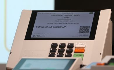 Urnas eletrônicas que serão usadas nas Eleições 2022 apresentadas durante coletiva de imprensa sobre as eleições, na sede do TRE-RJ, centro da cidade.