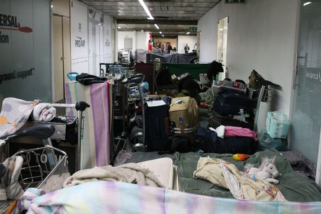 Rovena Rosa/Agência Brasil Famílias vindas do Afeganistão acampam no Aeroporto de Guarulhos enquanto aguardam por vagas em abrigos.