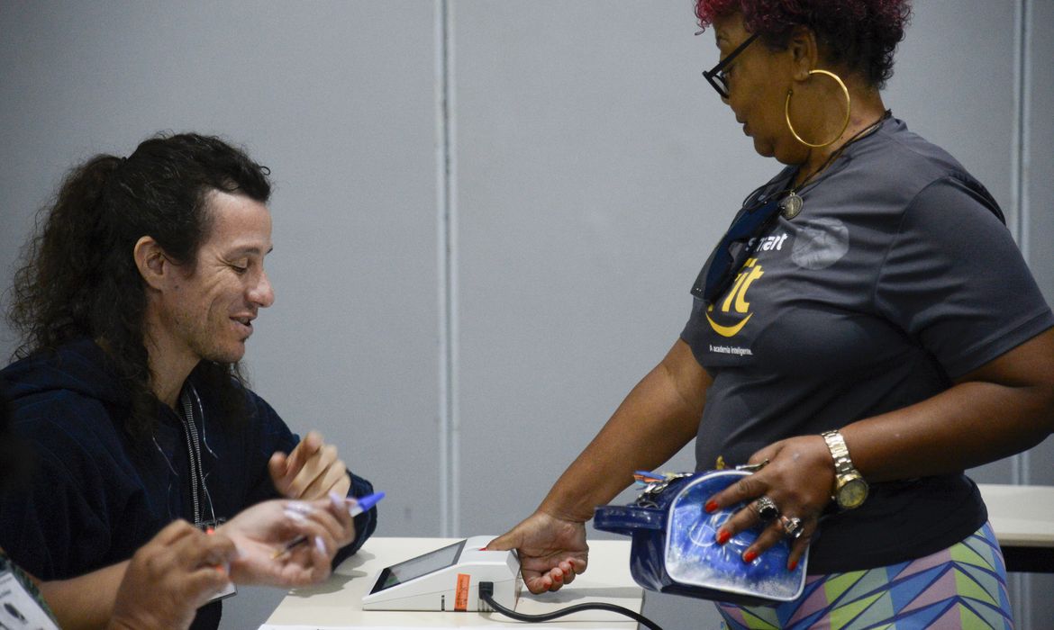 Eleitores do Rio de Janeiro votam para presidente no segundo turno no maior colégio eleitoral da capital, Expo Mag, na Cidade Nova, região central da cidade