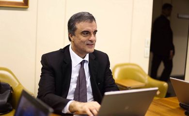 O ministro da Justiça, José Eduardo Cardozo, publica no Facebook, resposta a um internauta que participou, enviando uma pergunta pelo Dialoga Brasil