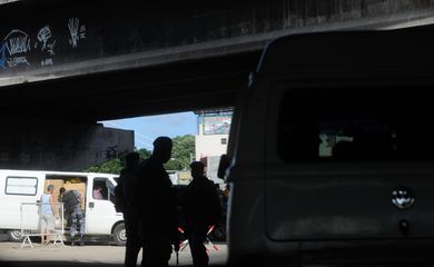Rio de Janeiro - Um dia antes da ocupação das tropas federais na favela da Maré, policiais revistam carros, moradores e apreendem grande quantidade de drogas e armas na favela (Tânia Rêgo/Agência Brasil)