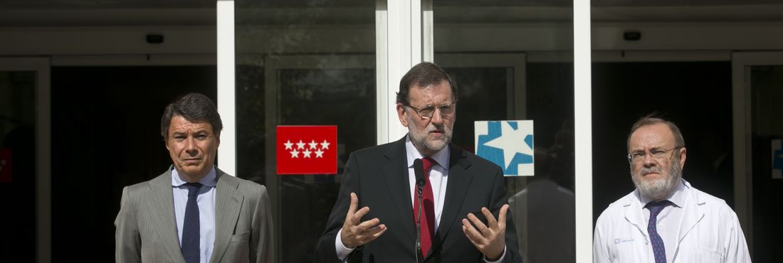 O primeiro-ministro, Mariano Rajoy, com o presidente da Comunidade de Madrid, Ignacio Gonzalez e diretor do Hospital de la Paz, Rafael Pérez-Santamarina durante sua visita a Hospital Carlos III.