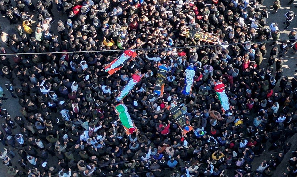 Funeral de palestinos mortos em confrontos com tropas israelenses, em Jenin