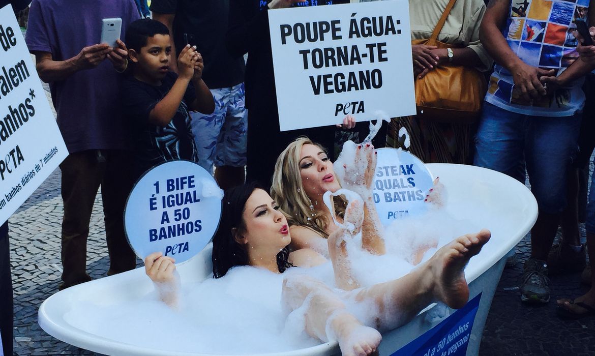 Rio de Janeiro - Integrantes da organização Pessoas a favor do Tratamento Ético aos Animais (Peta) protestam no centro da cidade contra consumo de carne e desperdício de água  (Flávia Villela/Agência Brasil)