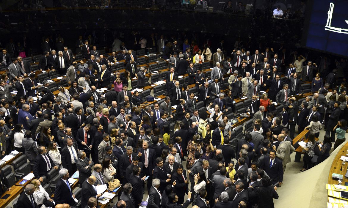 Brasília - Plenário do Congresso Nacional aprovou o PLN 5/2015, que altera a meta fiscal de 2015 com déficit primário de até R$ 119,9 bilhões. O texto segue para promulgação imediata (Valter Campanato/Agência Brasil)