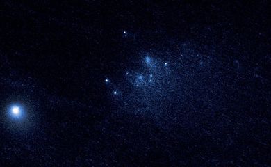 Em vez de um grande objeto, os cientistas viram 25 pontos luminosos nas imagens do Hubble que comprovam que o cometa iniciou a fase de desintegração e dispersão de suas partes no espaço