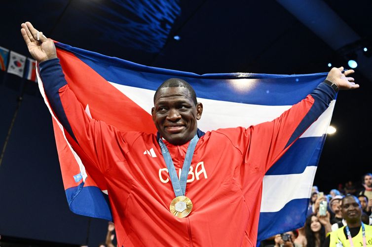 Paris 2024 Olympics - Wrestling - Men&#039;s Greco-Roman 130kg Victory Ceremony - Champ-de-Mars Arena, Paris, France - August 06, 2024. Gold medallist Mijain Lopez Nunez of Cuba celebrates during the ceremony. REUTERS/Arlette Bashizi