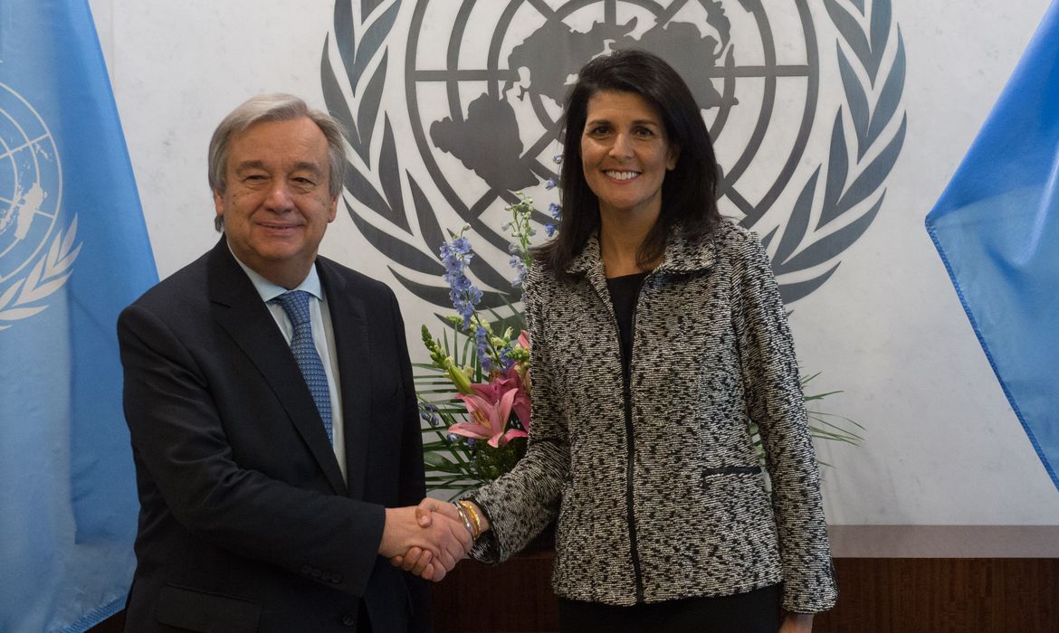 O secretário-geral das Nações Unidas, António Guterres, recebeu as credenciais da nova embaixadora dos Estados Unidos junto a ONU, Nikki Haley em Nova York 