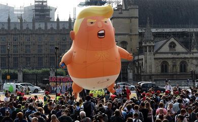 Manifestantes usam boneco de bebê Trump inflável para protestar no dia da visita oficial do presidente norte-americano ao Reino Unido