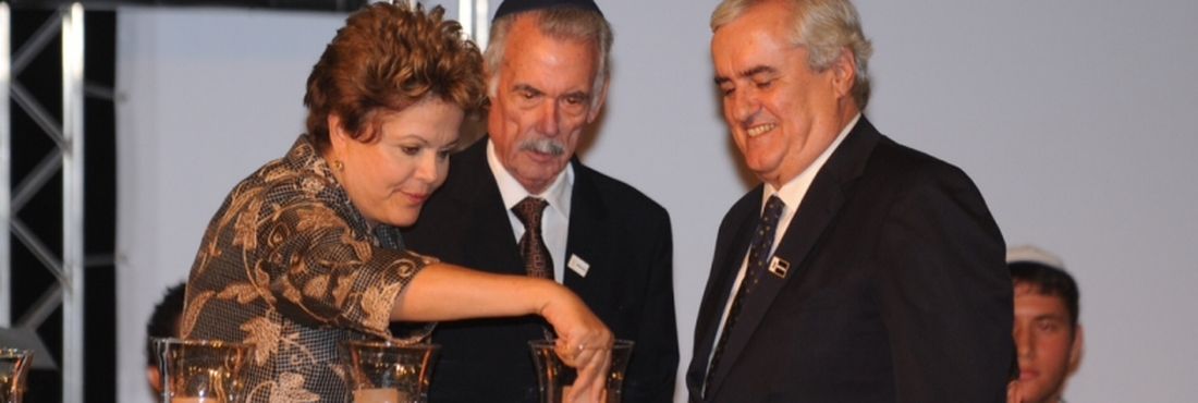 Brasília - Presidenta Dilma Rousseff, ao lado de Eduardo Tess e Marcos Souza Dantas (descendentes dos homenageados), acende vela em homenagem às vítimas do holocausto.