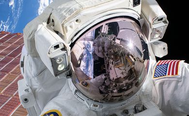 Dois astronautas dos Estados Unidos ( EUA) completaram uma caminhada na Estação Espacial Internacional no domingo (6), a primeira de uma série de cinco caminhadas espaciais programadas para outubro, com o objetivo de substituir as baterias no