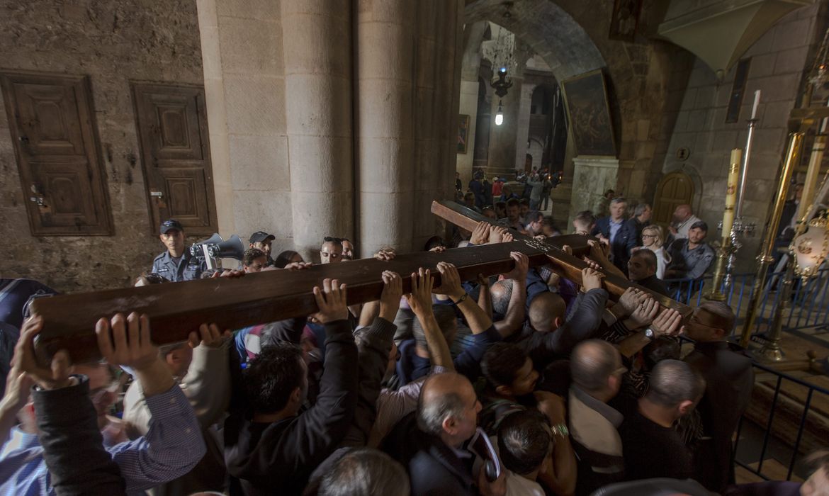 Cristãos carregam cruz de madeira na Igreja do Santo Sepulcro, em Jerusalém, durante procissão da Via Sacra na Sexta-feira Santa