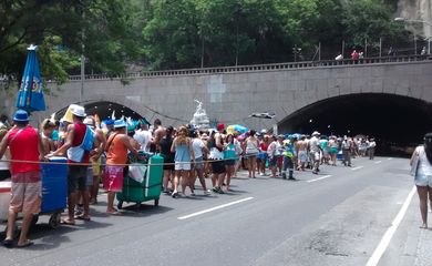 Rio de Janeiro - O carnaval carioca tem centenas de blocos de rua e o Rio tem dezenas de túneis. No entanto, apenas um bloco atravessa um túnel da cidade: é o Dois pra Lá, Dois pra Cá, que desfila de Botafogo a Copacabana (Paulo Virgilio