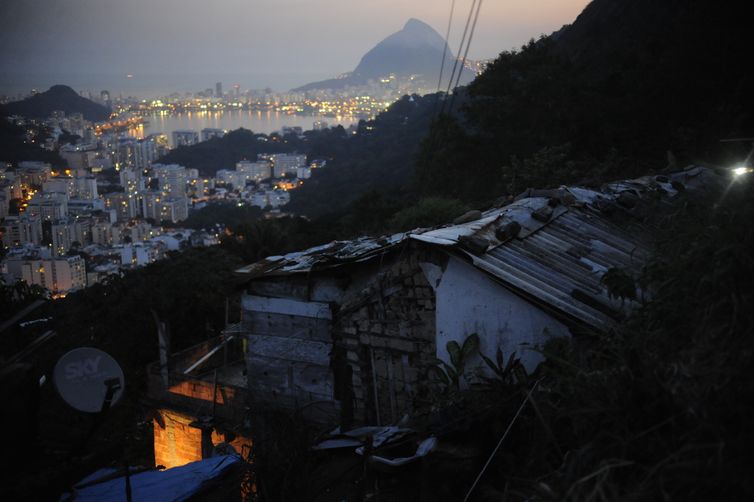 Moradores do pico do morro Santa Marta protestam com faixas contra remoção de casas no lançamento da campanha Linha de Frente: Defensores de Direitos Humanos (Fernando Frazão/Agência Brasil)