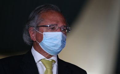 O ministro da Economia, Paulo Guedes, durante declaração à imprensa na área externa do Palácio da Alvorada