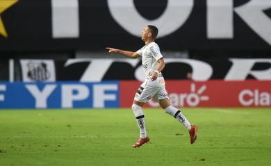 Marcos Gilherme marca o gol da vitória e da classificação do Santos, por 1 a 0 contra o Cianorte, na Copa do Brasil, em 08/06/2021