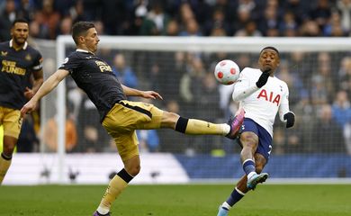 Lance do jogo entre Tottenham Hotspur e Newcastle