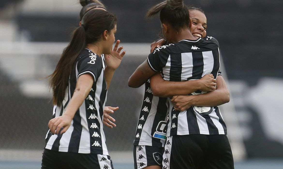 Botafogo venceu o Ceará de virada por 2 a 1 no Nilton Santos.