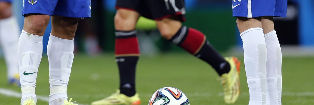 ap20140708-fred-e-oscar Os jogadores da seleção brasileira Fred e Oscar parecem sentir o peso da goleada alemã