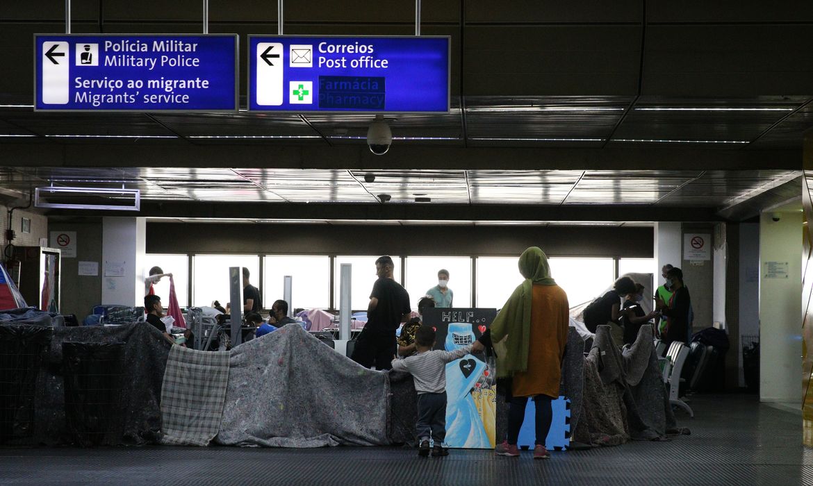 Chegada de novas famílias no acampamento de refugiados afegãos com visto humanitário que esperam abrigo no Aeroporto de Guarulhos.