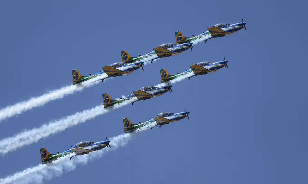 Esquadrilha da Fumaça faz apresentação durante desfile 7 de Setembro.