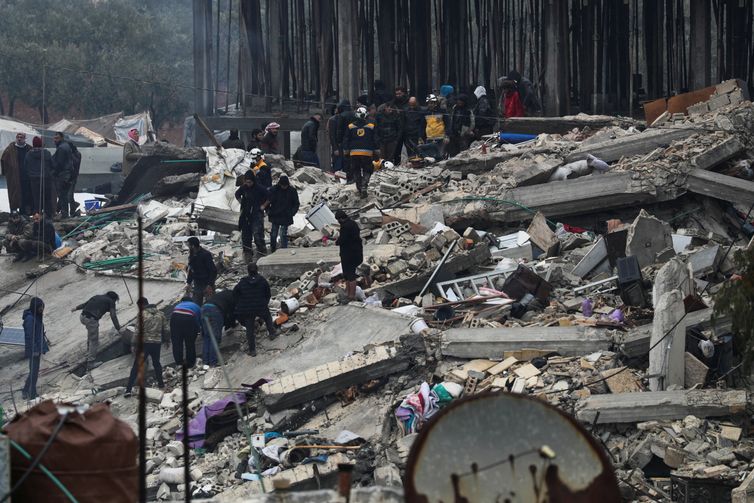 Equipes de resgate buscam por sobreviventes em escombros aps terremoto na cidade de Jandaris, na Sria