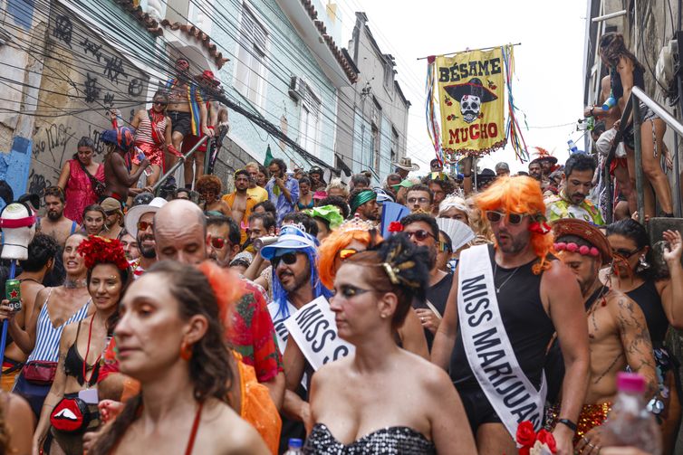 Rio de Janeiro (RJ), 08/02/2026 - Bloco latino tradicional do Rio, Bésame Mucho, desce ladeira do morro da Providência, no centro da cidade, com o tema da imigração e a revolta contra as sanções e perseguições impostas pelos Estados Unidos.
Foto: Tânia Rêgo/Agência Brasil
