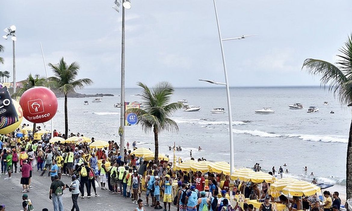 Ambulantes e catadores no carnaval do Porto da Barra, em Salvador. Foto: Elias Dantas - Ag Haack