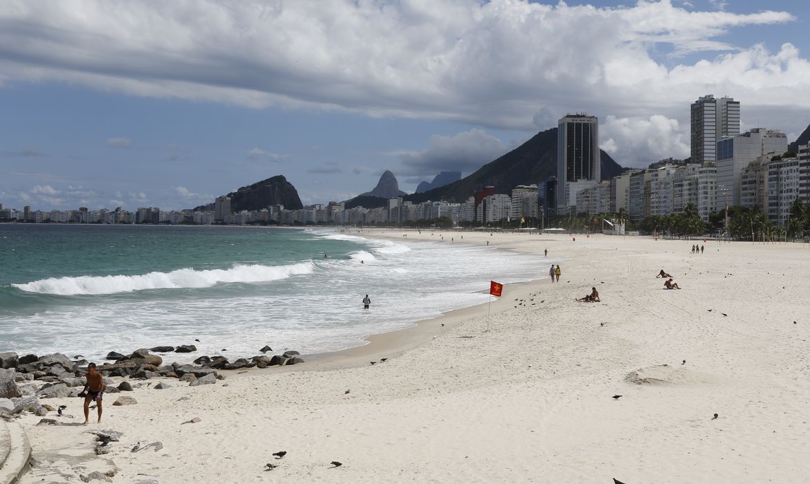 Movimento baixo nas praias da orla carioca durante o decreto emergencial para conter a pandemia da covid-19